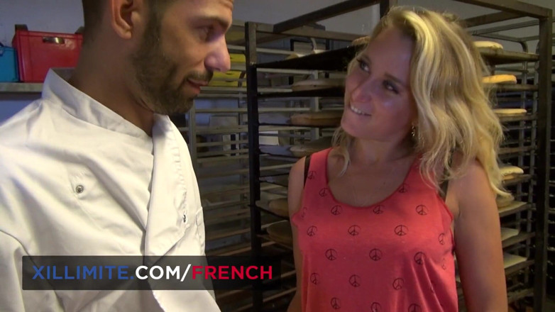 French girls at work: सेक्सी बेकर अपने क्लाइंट के साथ सेक्स करना चाहती है