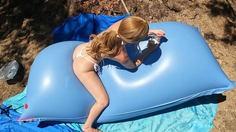 Destination Kat: 거대한 팽창식 흥얼거리는 터지는