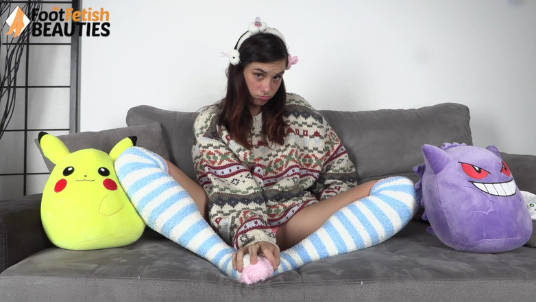 Foot Fetish HD: Ragazza mora gode di giocare con i suoi peluche mentre...
