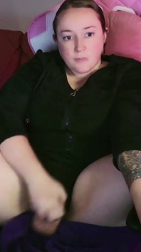 Streamer ragazza si scopa la figa con un dildo