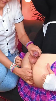 Dominatrix y su Femboy en escena de ordeño de polla con corrida arruinada