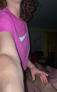 VibeWithMommy: Někdy mě nevlastní máma vplíží na gauč a používá mě...