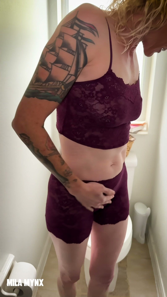 Mila Mynx: Desperate to Pee in My New Lingerie