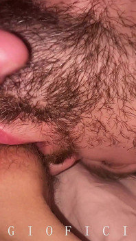 Yaşlı üvey baban dilini deliklerine sokturduğunda seksi görünmek gerçekten zor