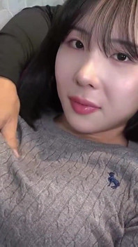 Wysoka 173 cm fair skinned kabina stewardzi z cycatymi krzywymi i długimi nogami kończy się creampie passion
