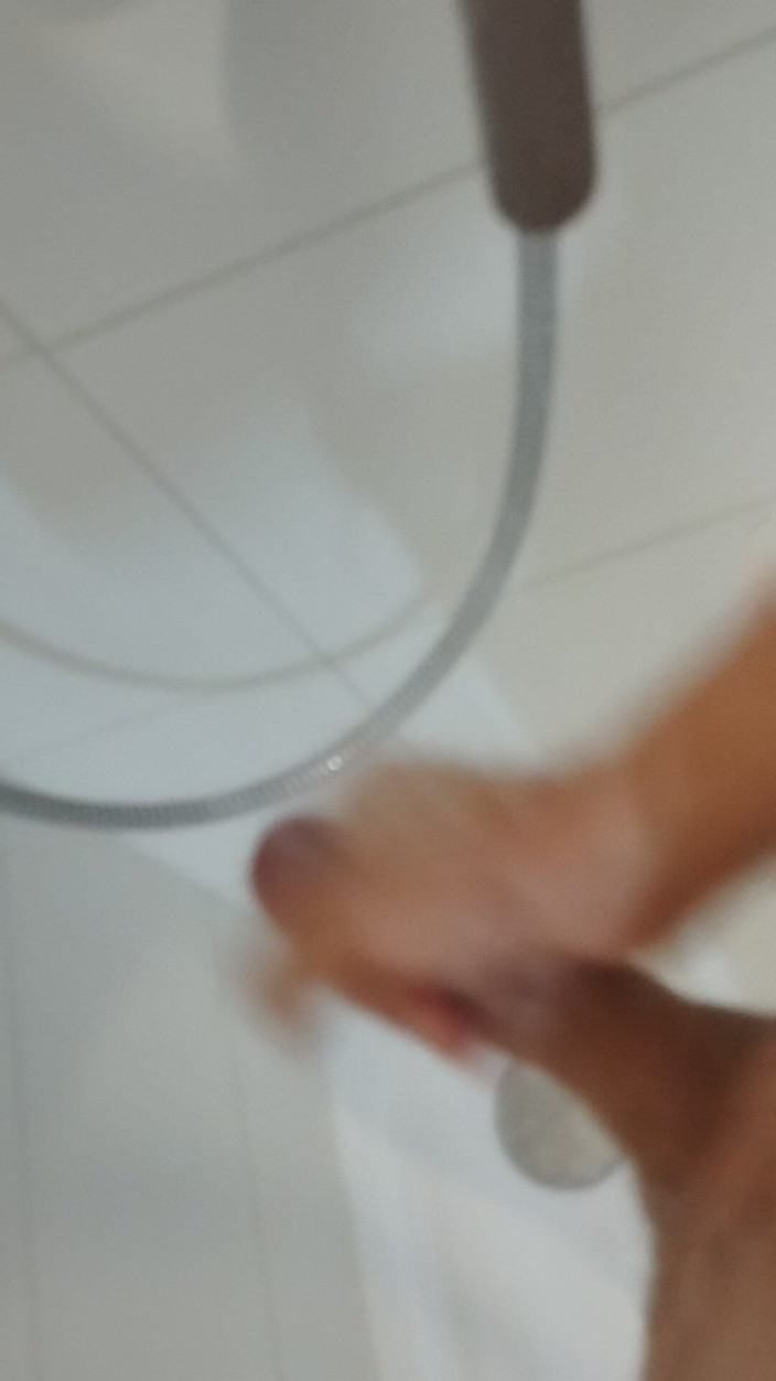 Bayer911: Masturbandosi in doccia