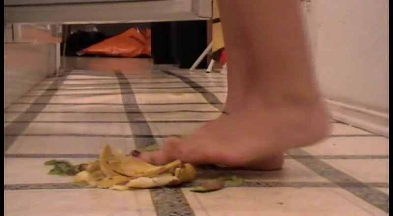 Foot Girls: Esmagando comida com pés pedicured