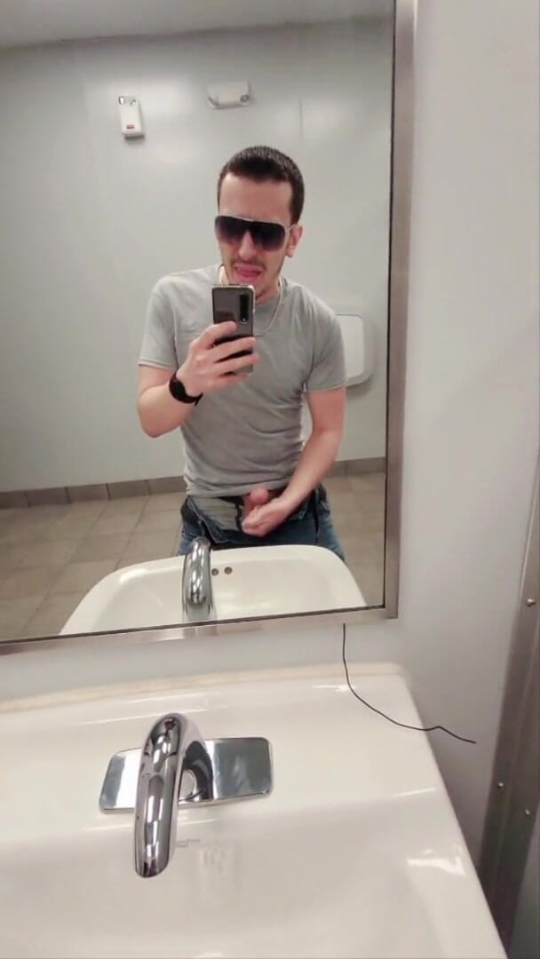 Ballbuster boi: Mladý Self Ball Buster honí své koule ve walmartské koupelně