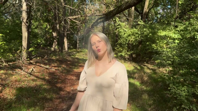 MertyXXX: 露出狂を探して廃墟となった公園を散歩する