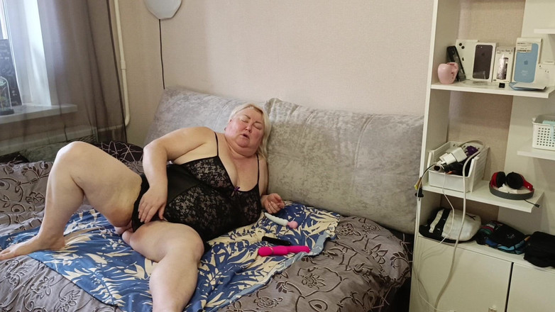 Zona901: Stiefmoeder streelt haar poesje in een sekschat