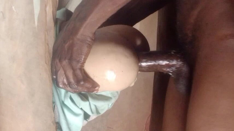 Bangcum8: 丰满的大屁股让我像男人一样射精