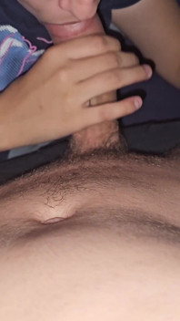 BFF sexy o convinge pe iubita curvă să-i sugă pula și ejaculează în fața ei