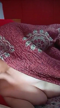 O kadar ateşliydi ki geceyi büyük götlü iri güzel üvey annemle çıplak geçirdik ve sonunda sikiştik