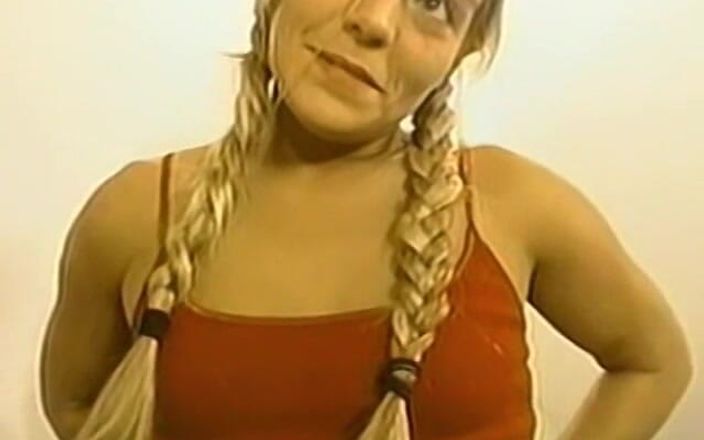 Homegrown GFs: Jenifer saje ptáka a pak dostane bušení kundičky