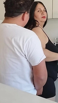 Ma belle-mère se fait baiser dans la cuisine