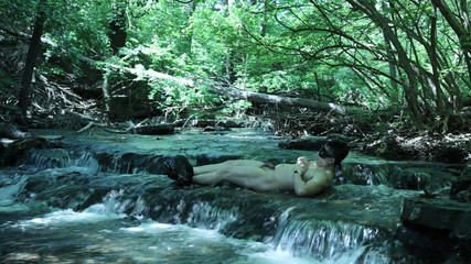 barenakedboy: Si flette accanto alla cascata, prova a sgattaiare un piccolo...