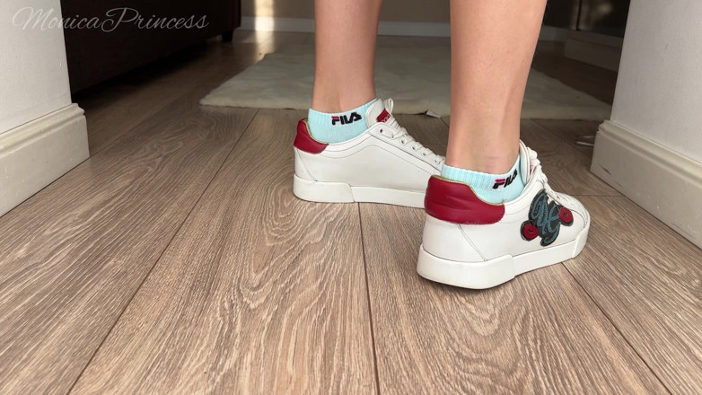 Princess Monica: Jeu de pieds en gros plan, pieds taquiner
