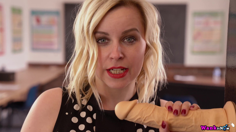 Wank it Now: Anna Belle suce un gode