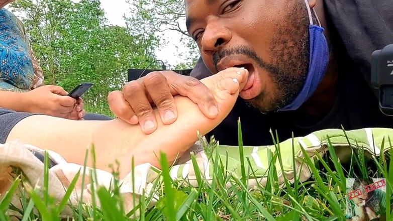 Foot Patrol: Dare alla massaggiatrice professionale sunny12s un massaggio dovuto ai piedi...