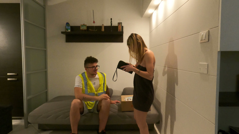 Tommy e Annika: Annika Greets the Courier in Her Bathrobe, but Has No...