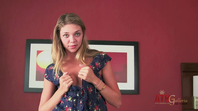 ATK Hairy: 驚きの赤ん坊が彼女のhariyの商品とかわいい小さなおっぱいを露出