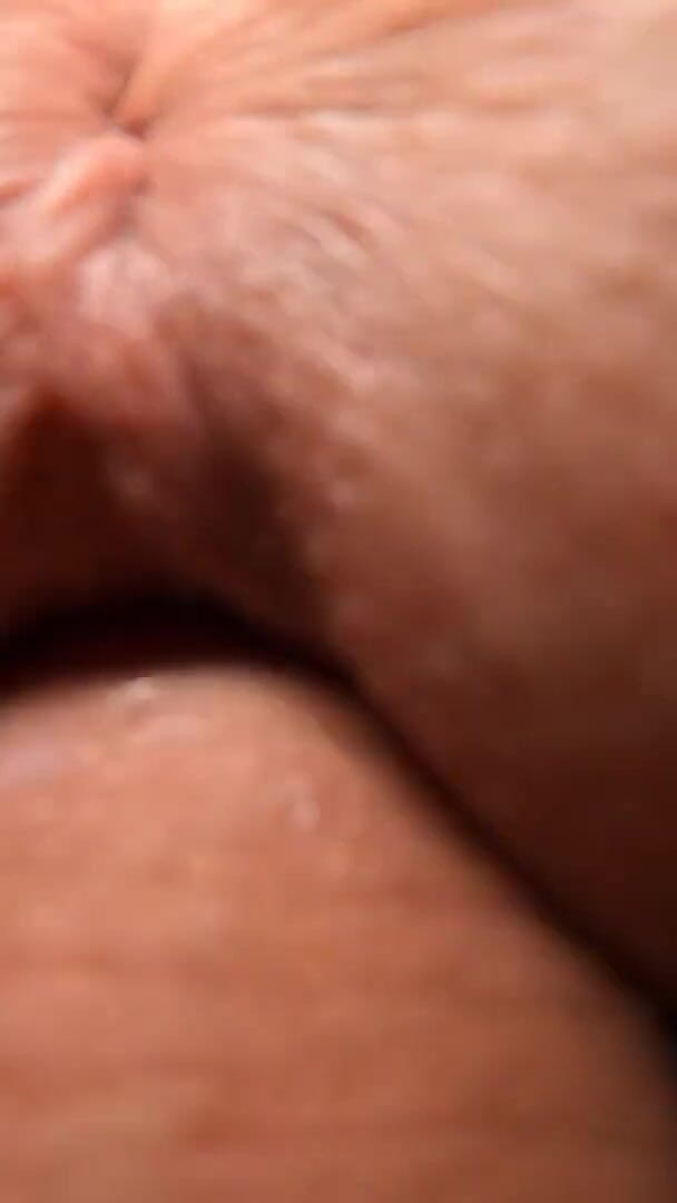 Sweet Amateur Dreams: 継母が私のベッドに入ってきて、吹きかけてクリーミーなセックスをする