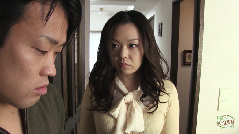 Magic Asian Pussy: 彼は彼女に中出しし、その後食事の後、彼女は喜んで彼の超フェイチンポをしゃぶりました