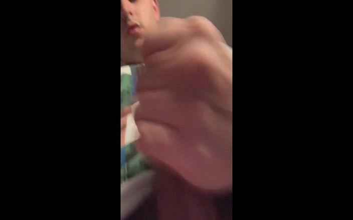 Twinkboy82: 德国Twwink男孩在新厨房里撸管