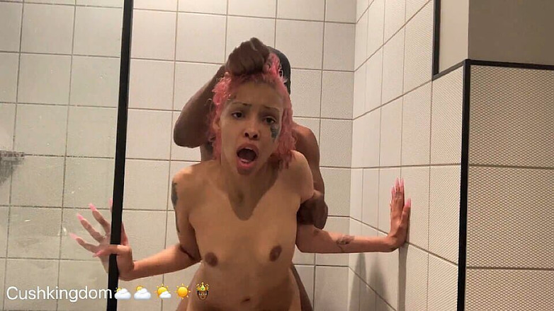 Onlyfanscushkingdom1: Michikomalandro chupa bbc em seguida, recebe anal fodido no chuveiro...