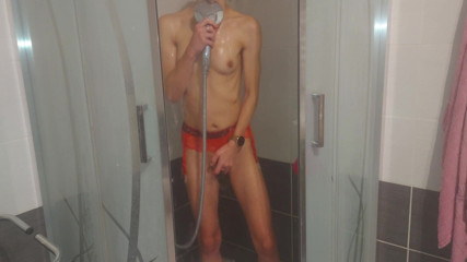 Wet Dripping Pussy: 샤워 중 자위하는 변태 마른 18살 소녀