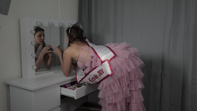 Ferrero: 미스 유라시아인 멜레나 마리아 리아는 미인대회가 긴장되어 무대에 오르기 전에 자위를 한다