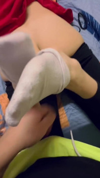 Chica flaca de 18 años se mete en su teléfono y no me doy cuenta de que huelo el culo