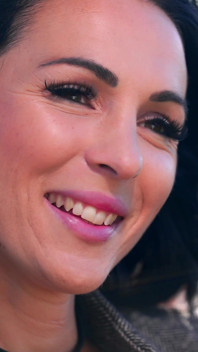 Brunette MILF neukt buren