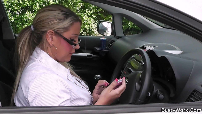 BBW Productions: Kapıdan kapıya satıcı kız kendine bir satış yapıyor