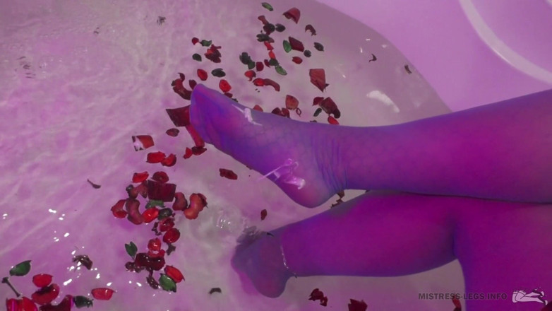 Mistress Legs: Meesteres voeten in blauwe nylons plagen je