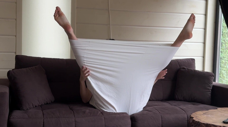 Skinny_lady69: Сексуальна богиня розтягує тіло в білій сукні