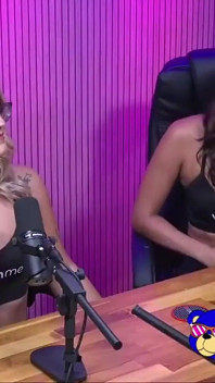 Dvě sexy holky v show sprostých řečí - Bruna Carlos a Luciana Picchi