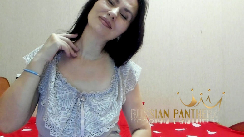 ANGELA_LADY: Succosa miLF si massaggia il seno mentre si eccita con...