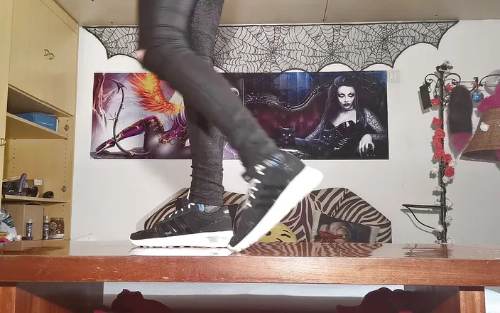 Beth Kinky: Walking in my black and white sneaker - Beth Kinky