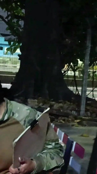 교통 경찰관이 제 차 트렁크를 압수했고, 저는 그의 껍질을 깨뜨리고 얼굴에 두 번 사정했습니다
