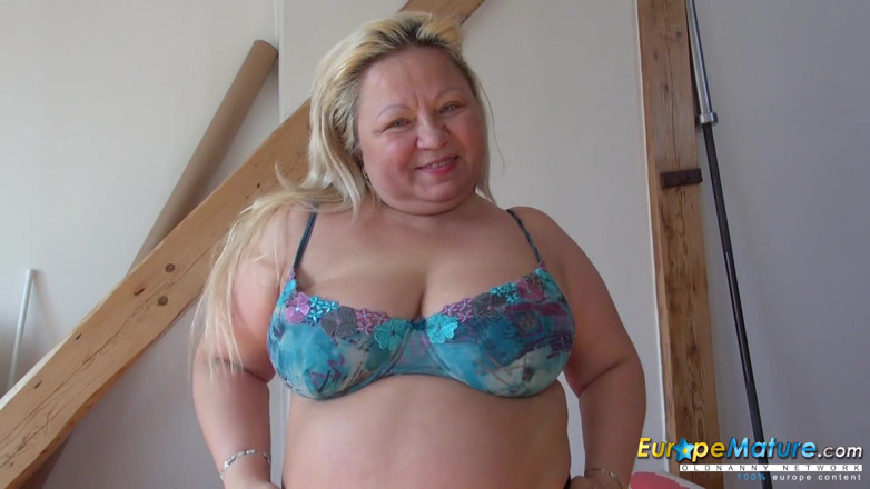 Old Nanny: Modelul rus dolofan Nina se joacă cu un vibrator