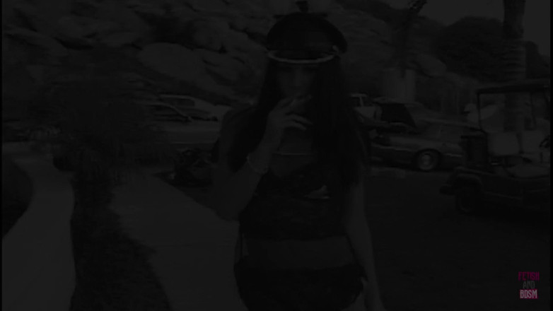 Fetish and BDSM: Nena super sexy es azotada en su traje de látex...