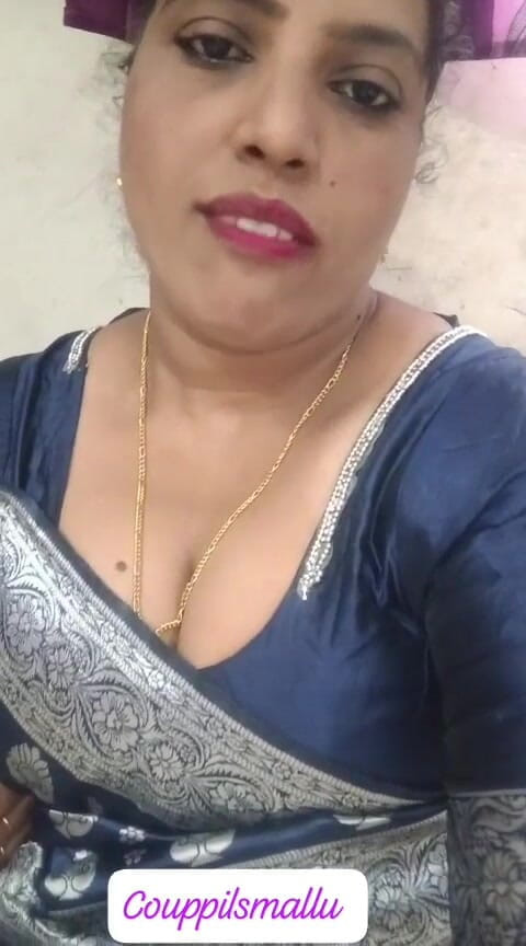 F couppilsmallu: तुम्हारी अपनी आंटी, साड़ी में चमक रही है