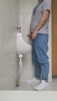 Wanker forever: Riskantní honění v pisoáru v práci