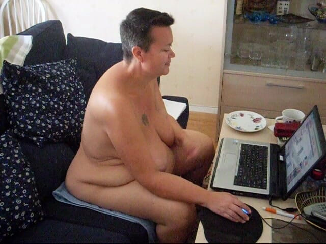 Sex hub couple: Jen est nue devant l’ordinateur