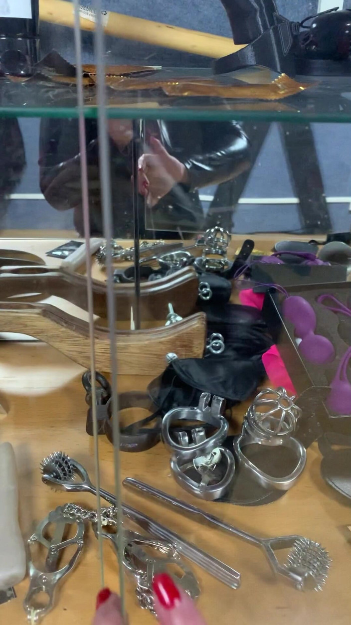 Maitresse Clara: Îți deschid ușile acestei temnițe