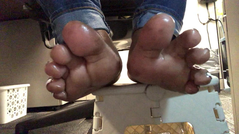 Baby Soles: I miei adorabili piedi sotto la scrivania