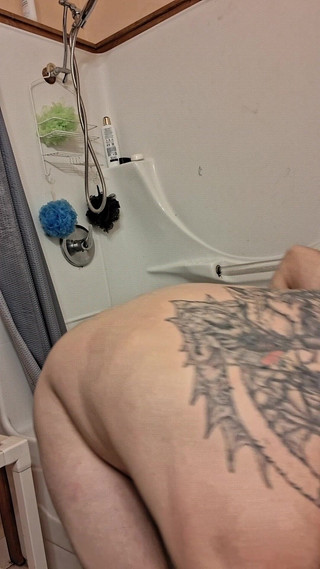 DubeSnackes: Dubesnackes, mostrando ora e insapona e strofina il suo corpo...