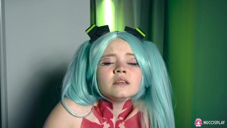 Nu Cosplay: Rebecca Nikson menunjukkan kepada kami tetek marvelousnya dalam Anime Cosplay