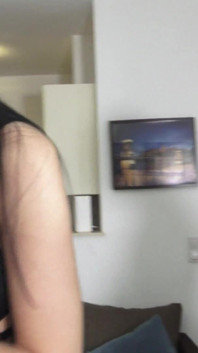 Wysokie dziewczyny plują małego pana